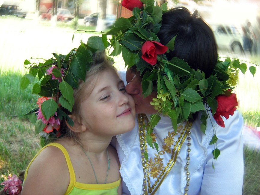 Фото: Праздник Троицы проводят с близкими, украшают дом зеленью и плетут венки (odessa-life.od.ua) Выходные дни в июне 2016: сколько будут отдыхать украинцы на Троицу и День Конституции