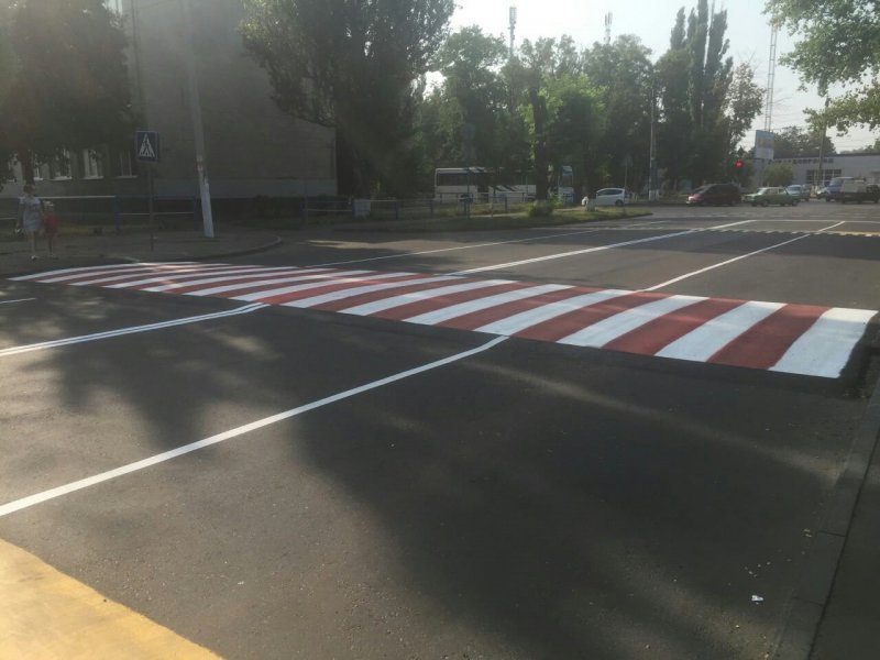 Правильный пешеходный переход возле школы