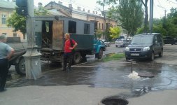 Подобные «канализационные фонтаны», как этот, который бил на углу улиц Малой Араутской и Лейтенанта Шмидта в июле 2013 года, теперь для Одессы вполне обыденное явление.
