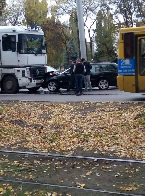 На Котовского фура столкнулась с легковушкой (фото) На Котовского фура столкнулась с легковушкой (фото)