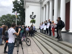 Конфликт между сторонниками руководителя танцевального ансамбля «Адель» Татьяны Егоровой и большей частью родителей воспитанников сгоревшего детского лагеря «Виктории»