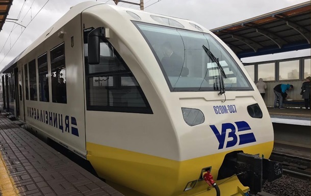 «Укрзализныця» приостановила продажу билетов на поезда дальнего следования
