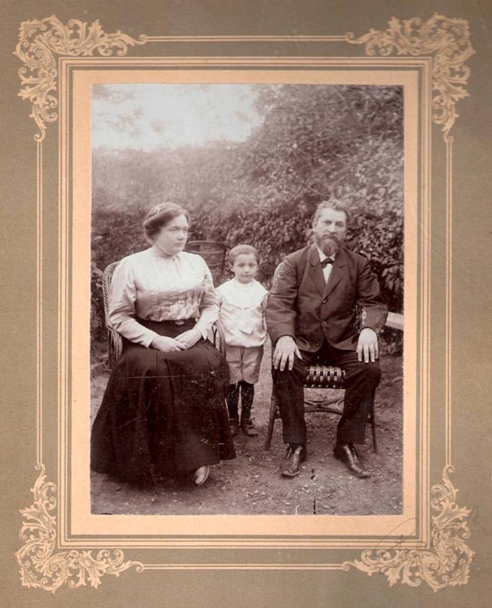Фото дачи в Люстдорфе (1910 г.), сидят В.А. Дубинин (справа), слева его супруга Анна Тарасовна, а между ними стоит мальчик – их внук Николай Качаки