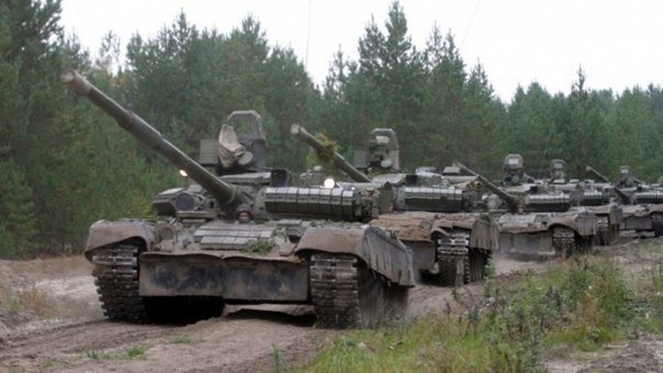 Российская военная техника накапливается возле границы