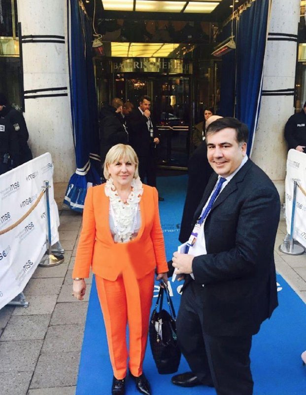 Михеил Саакашвили случайно встретил маму, побеседовал с голландским министром и с мэром Киева Виталием Кличко.