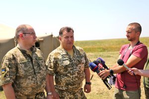Министр обороны в степях Украины