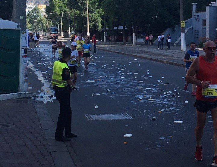 Участники забега в Одессе бежали по заваленной мусором Аркадии (ФОТО)