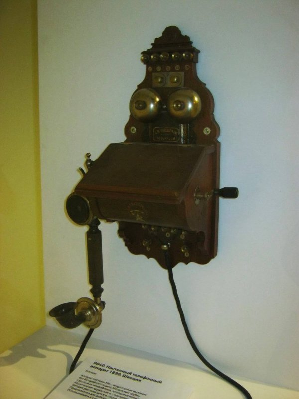 Первые телефоны