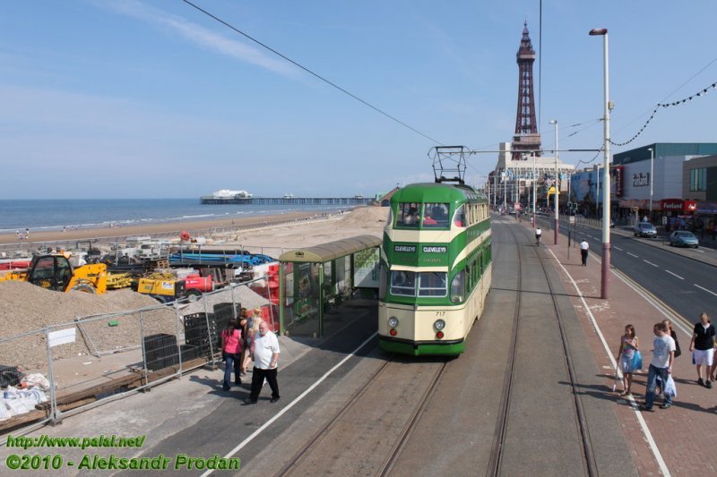 Пляж, линия трамвая, небольшая улица и городская застройка - Пересыпь может выглядеть и так, на примере британского Блэкпула