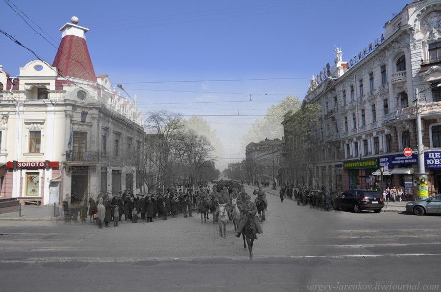 Советская кавалерийская часть проходит по освобожденной Одессе