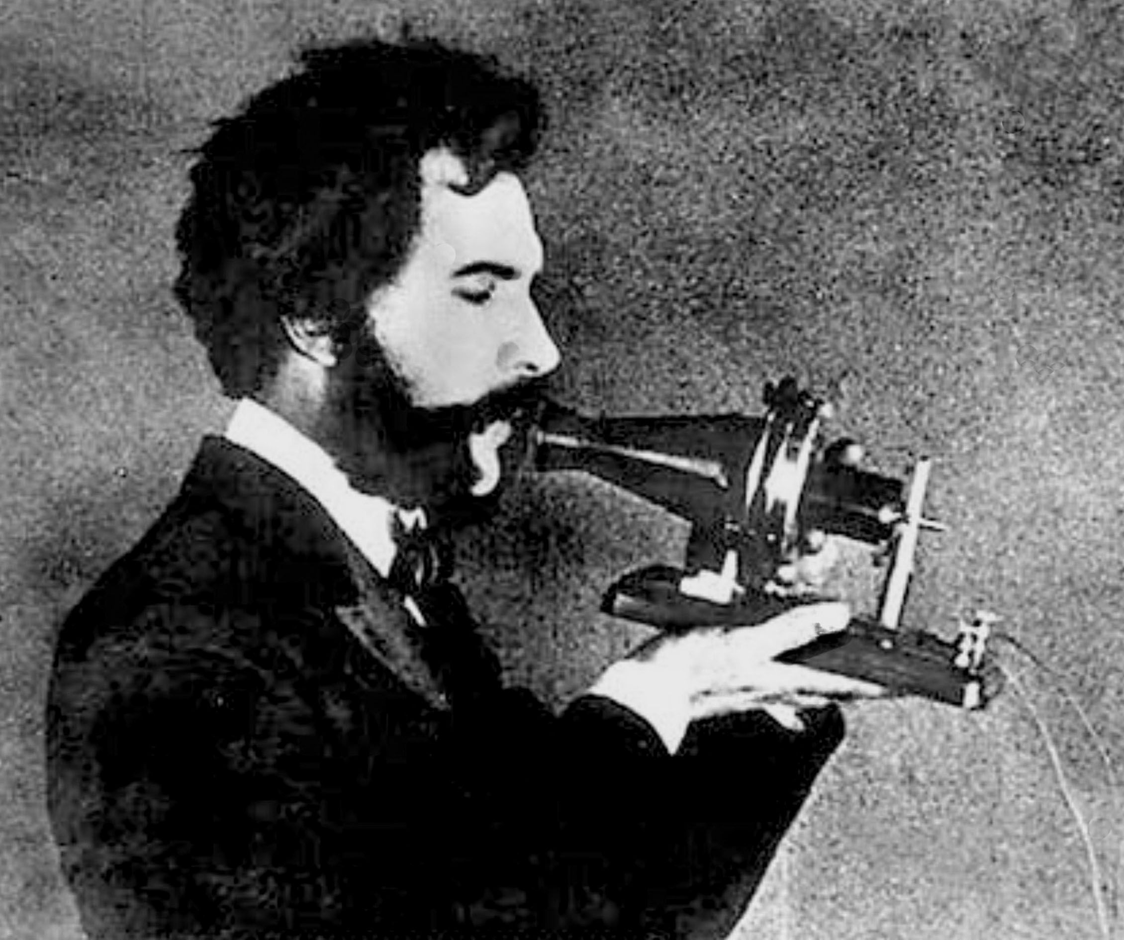 Самый 1 голосовой. В 1876 году американец а. Белл изобрел телефон.