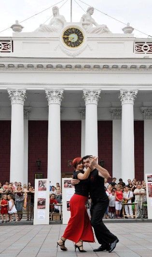 Одесские тангеро Александр и Наталья Бевзюк проводят урок танго