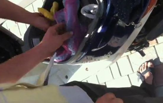 В процессе проверки неизвестные мужчины подбросили в скутер небольшой белый пакет с неизвестным содержимым