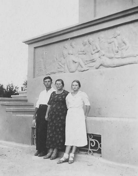 Вдова и дети Котовского у стены мавзолея