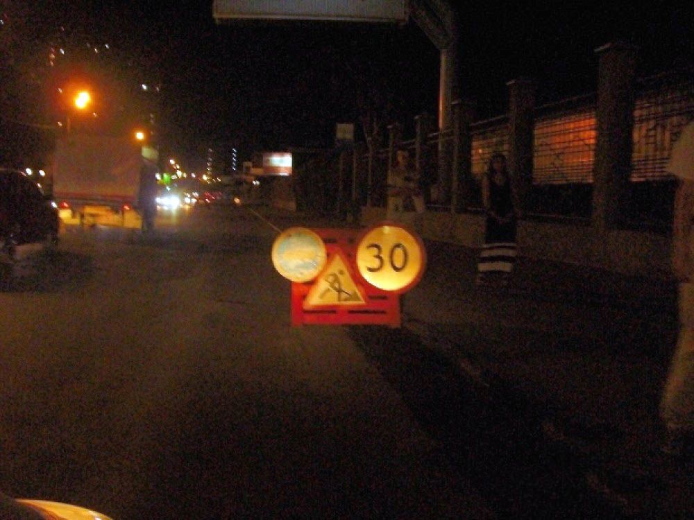 Предупреждающие знаки дорожных служб видны и в темное время суток