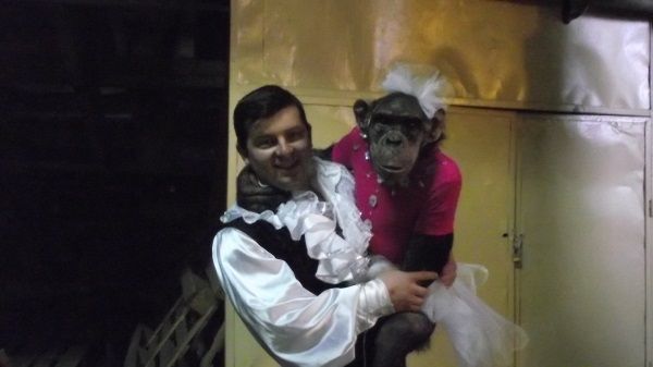 Дрессировщик Юрий Главацкий из семейной династии дрессировщиков  Главацких  с 10-летней  шимпанзе Жанеттой
