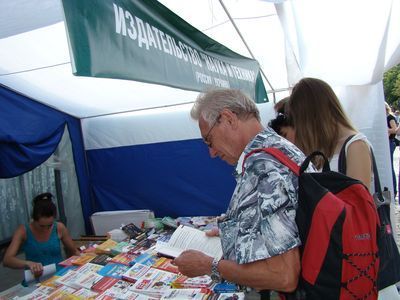 На книжной ярмарке зеленая волна одесситы активно покупают литературу одесских авторов