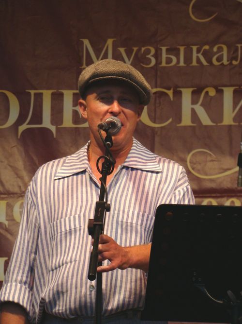 Шансонсье Валентин Куба поет в нашем городе песни об Одессе