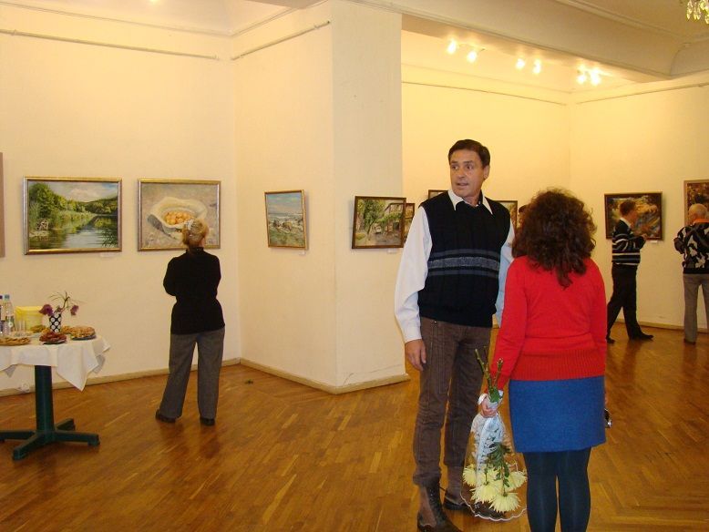 Художник общается с посетителем выставки