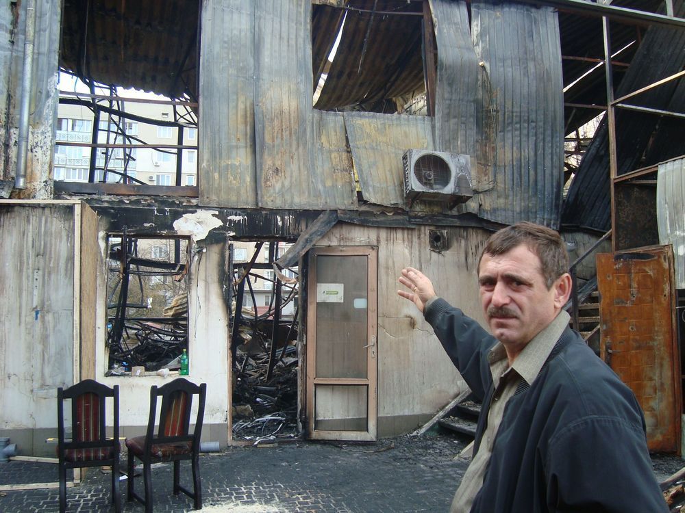Создатель музея футбола, сгоревшего на рынке «Селянка» Эммануил Ганев: "Наш клуб-музей был на втором этаже. Вот все, что от него осталось". 