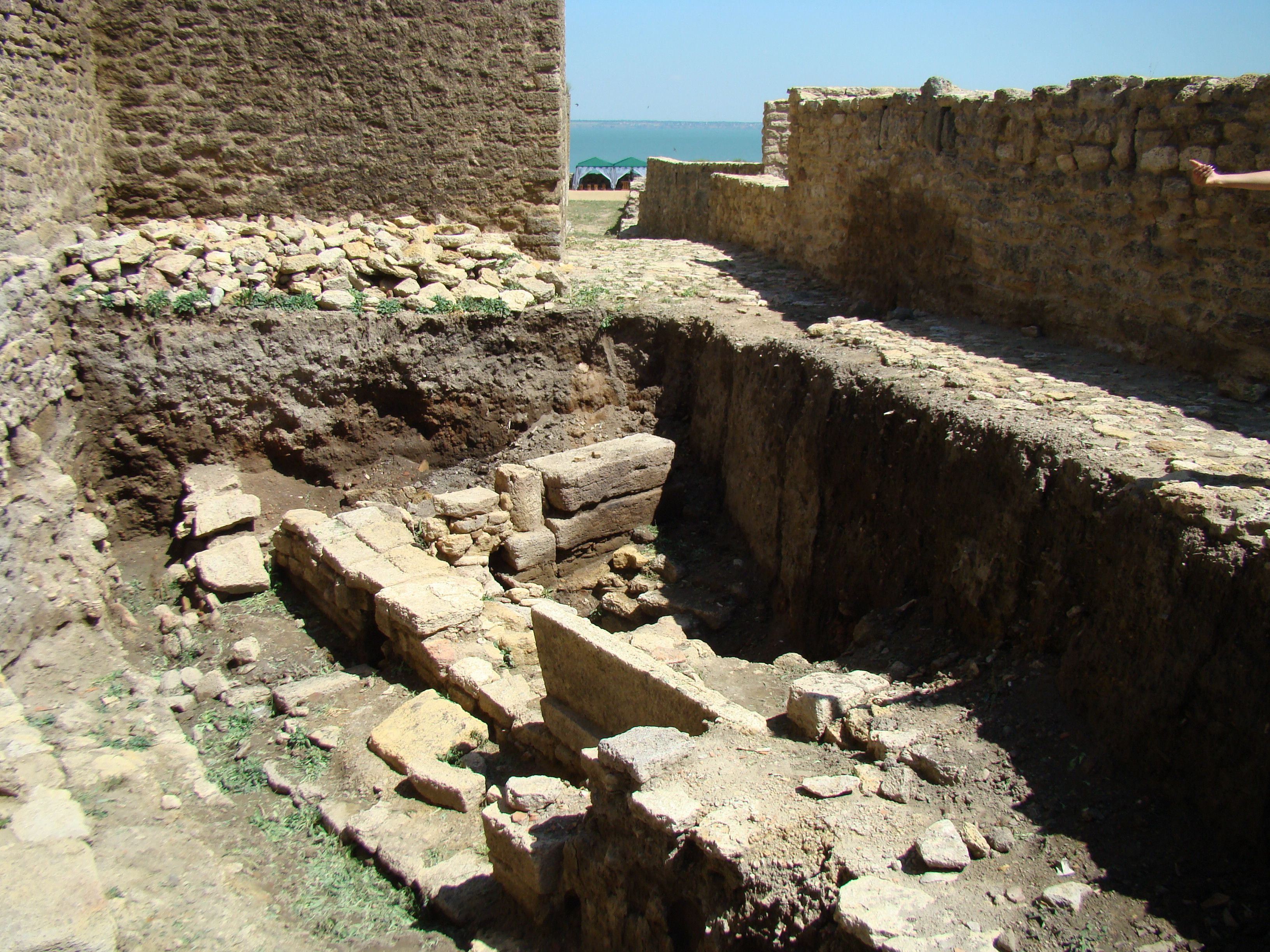 Под стенами крепости найдены останки древнего города Тиры