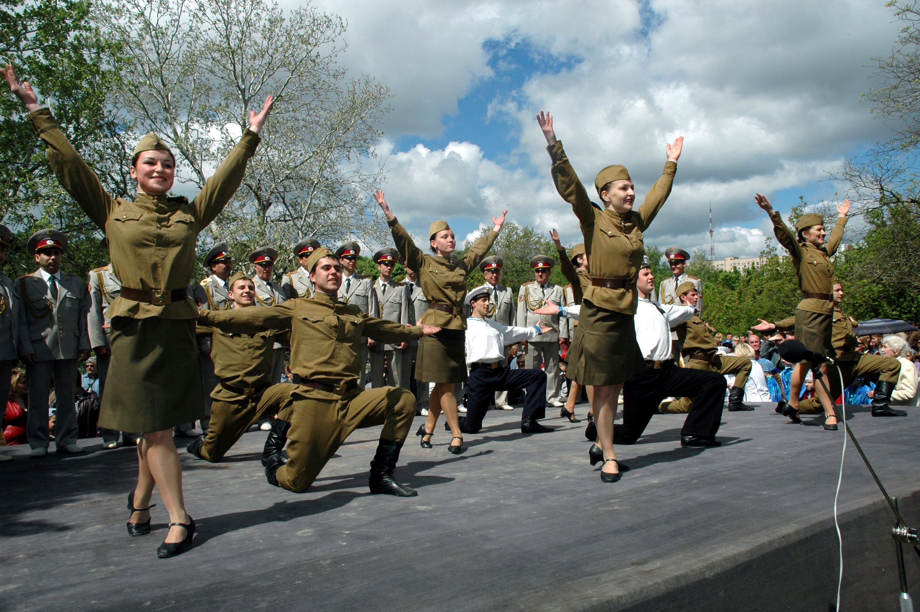 Песни о победе современные в женском исполнении. Солдаты танцуют. Танцы военных лет.