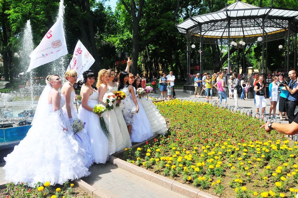 Невесты позируют в Горсаду