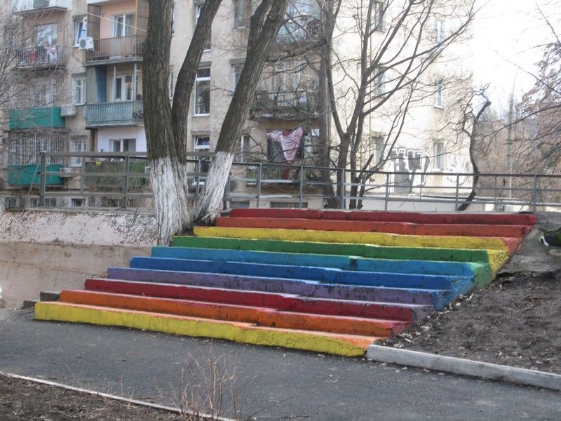 Этот дворик украшает вот такая разноцветная лестница