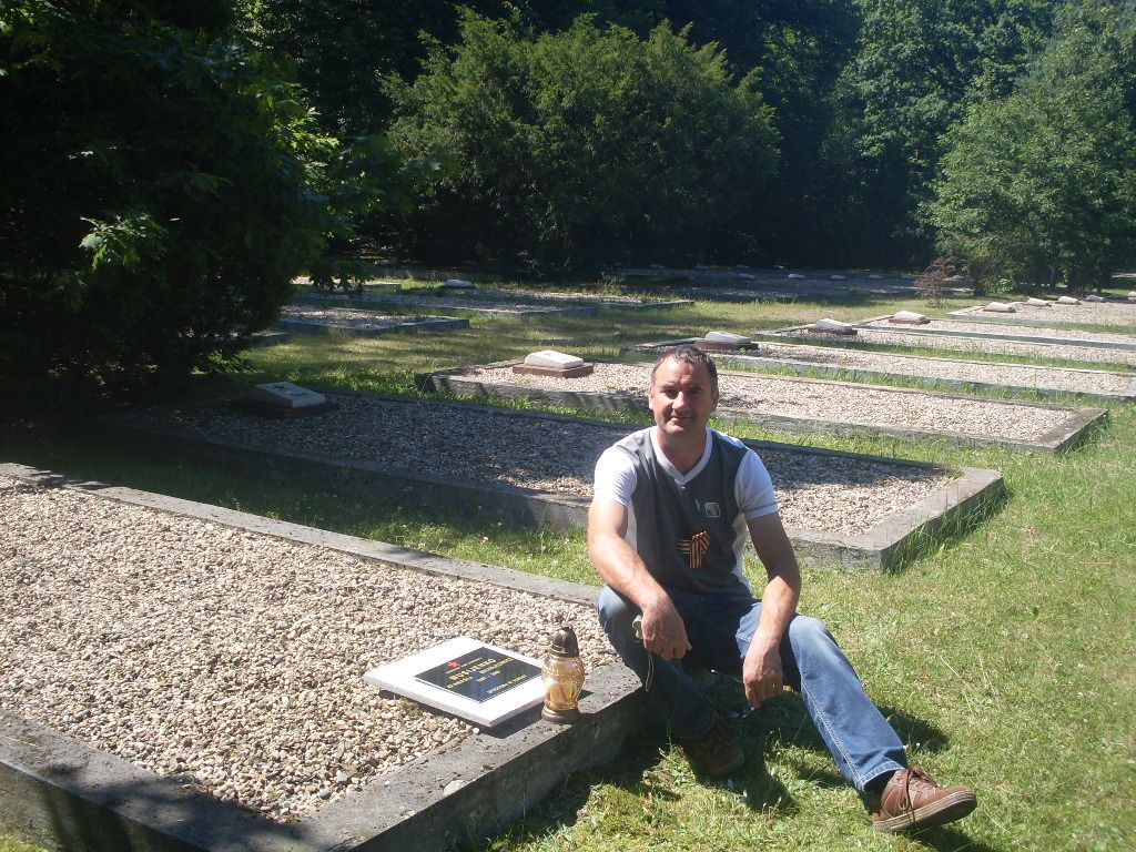Ежи Тыц, руководитель поисковой организации Курск, на месте захоронения солдата Афанасия Мусиенко