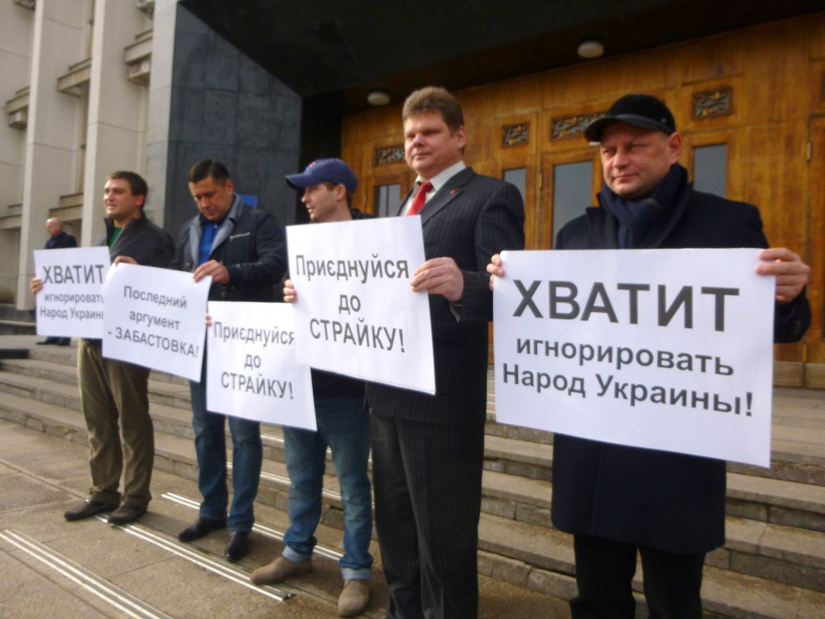 Председатель Одесского облсовета сбежал от активистов Евромайдана