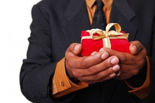 Не все так просто: за какие подарки нужно платить налог, а какие стоит задекларировать