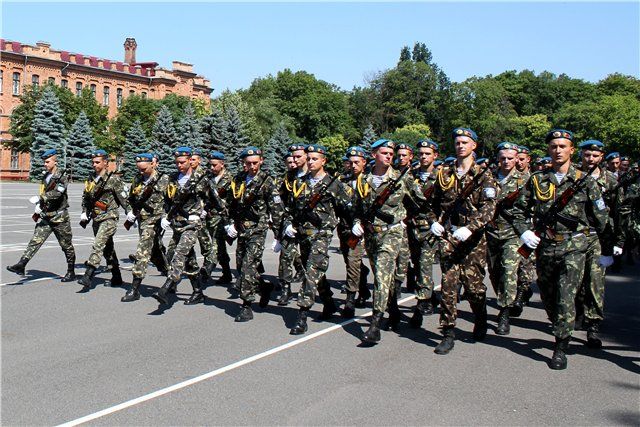 Молодые офицеры торжественно  прошли строевым шагом в парадной форме