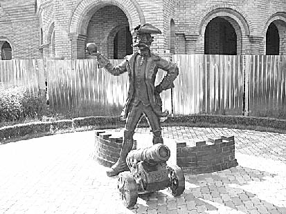 Еще один памятник Мюнхгаузену в Украине находится в Кременчуге
