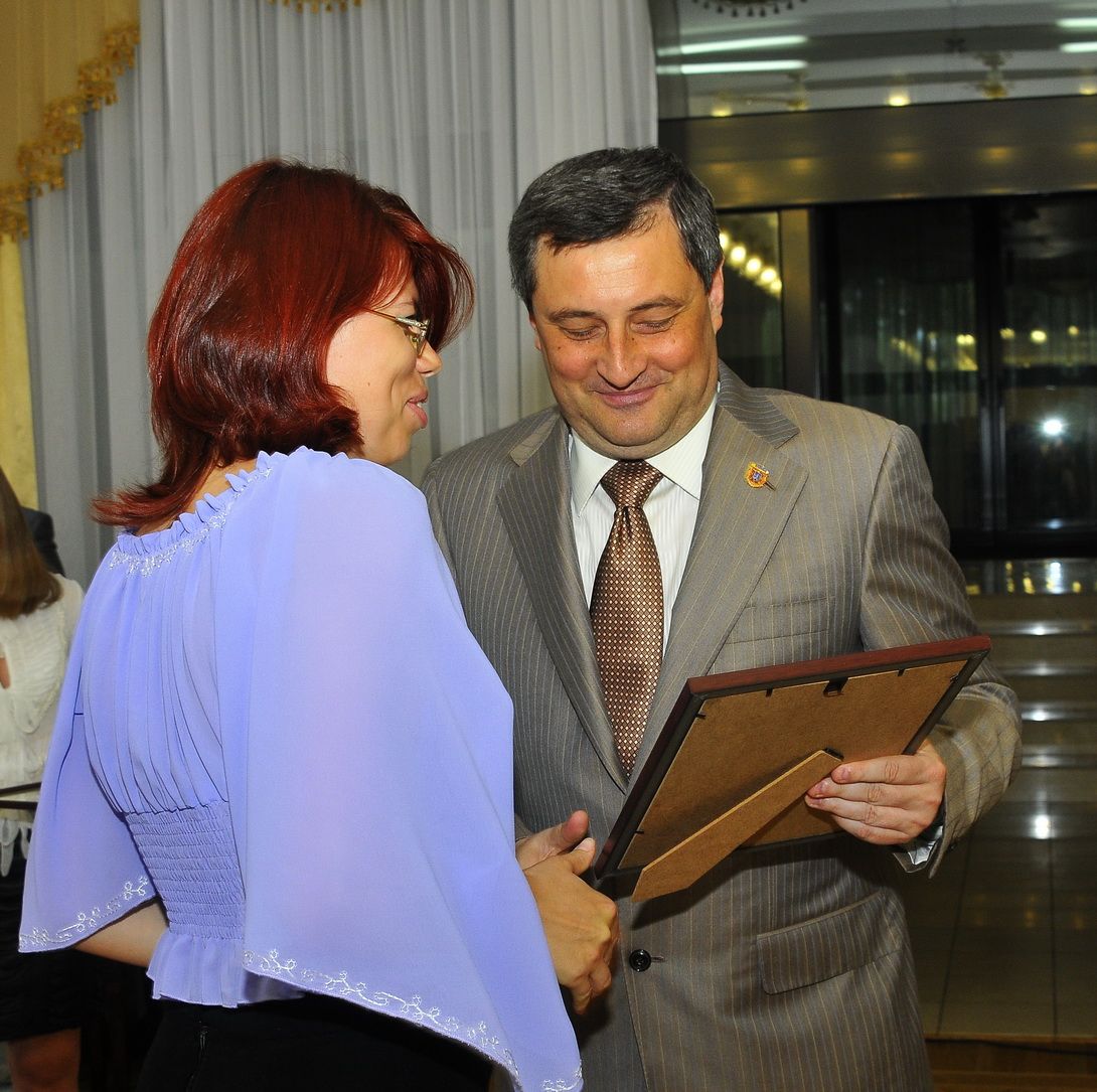 Ирина Уманец получает почетную грамоту из рук губернатора