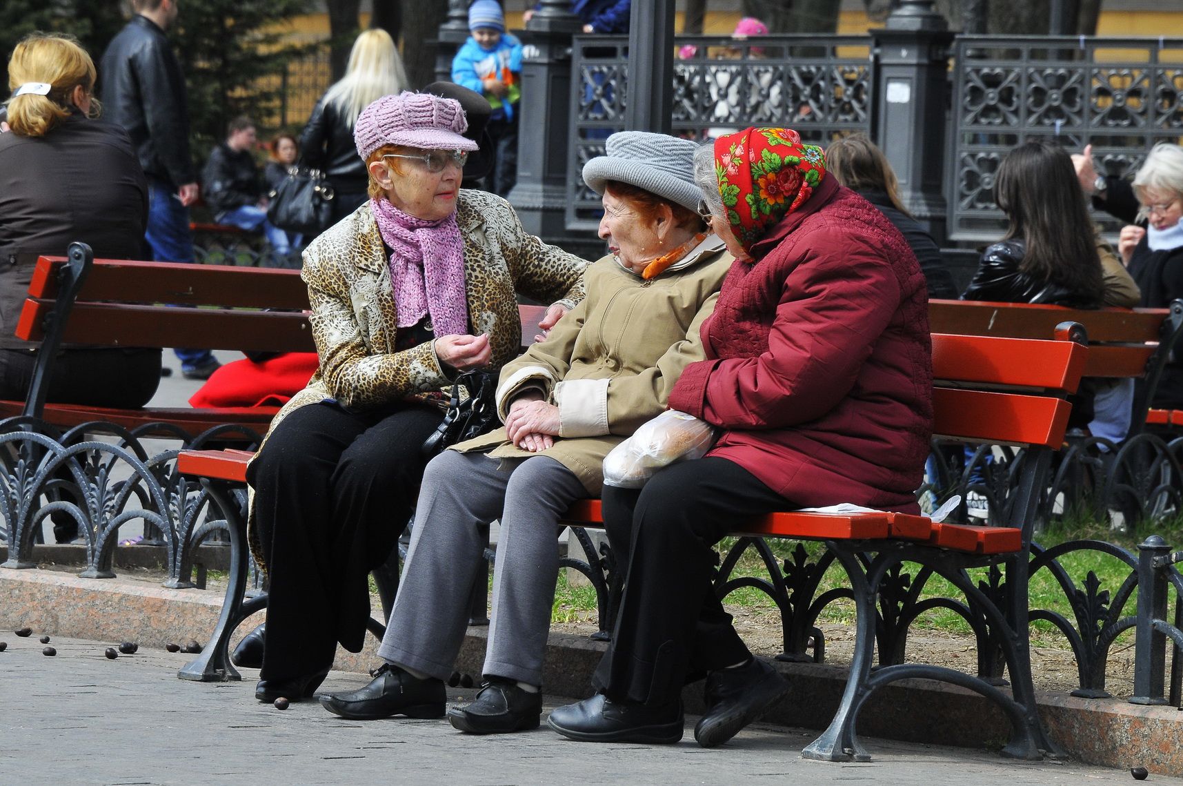 Бабушки спорят. Пенсионерки на лавочке. Пенсионеры на лавочке. Пожилые люди на скамейке. Пожилые люди на улице.