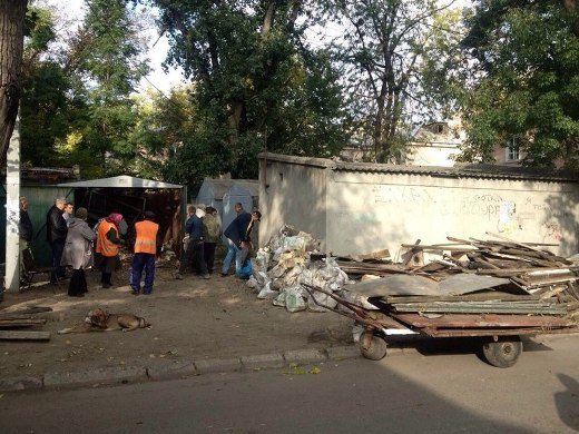 В Одессе сносят гаражи, а если не получается — требуют расписку о взятке