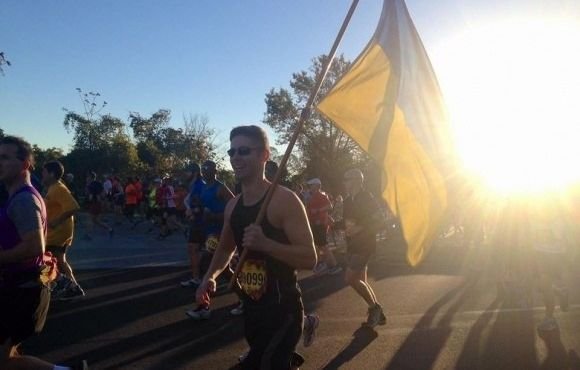 Одессит в Америке преодолел марафон с украинском флагом в руках (ВИДЕО)