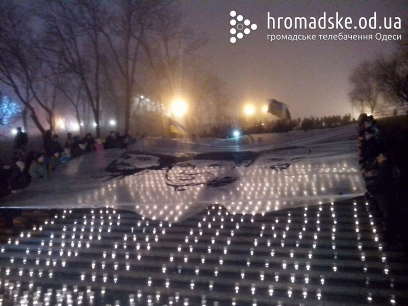 На Потемкинской лестнице почтили память погибших и зажгли тысячу свечей (ВИДЕО)