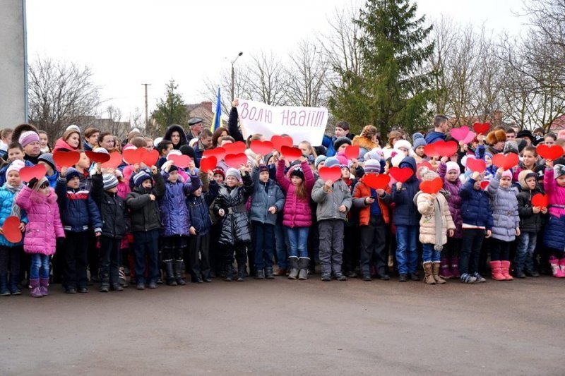 Школьники Коминтерновского вырезали сердечки для Надежды Савченко (ФОТО)