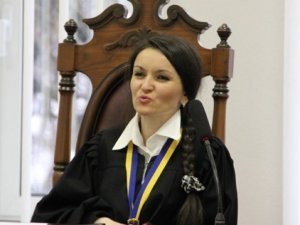 Судью Оксану Царевич отпустили с электронным браслетом