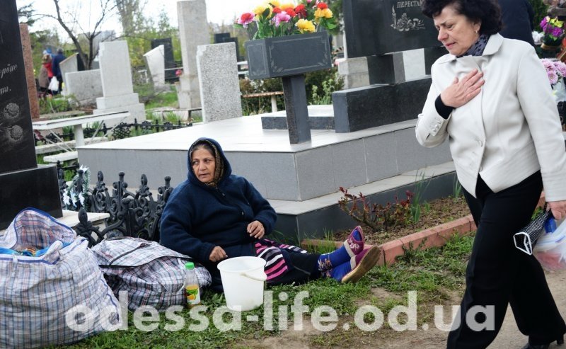 Проводы в Одессе: цыгане, бомжи и мусор на кладбище (ФОТО)