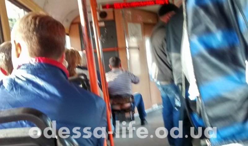 Одесситы продолжают маевку в трамвае (ФОТО)