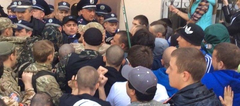 Одесские активисты штурмовали милицию из-за махинаций с документами АТО (ФОТО)