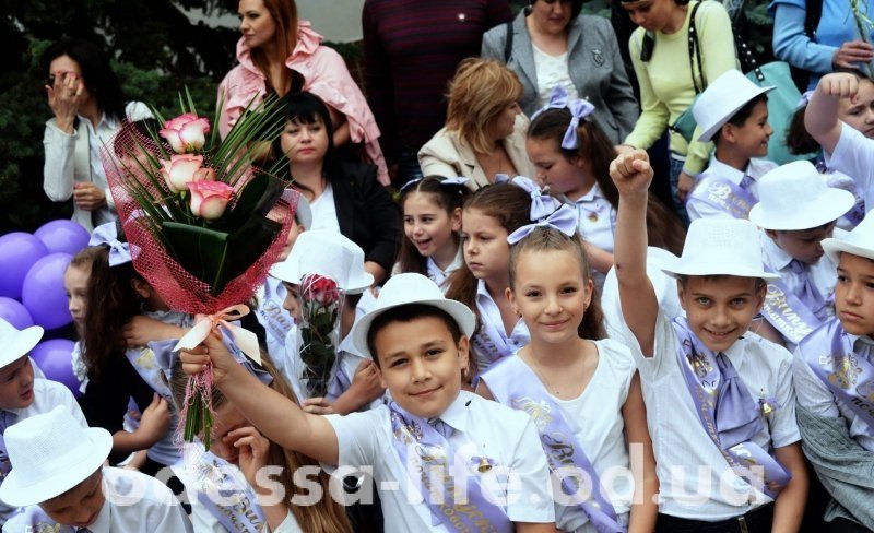 Одесские школьники уже отмечают последний звонок (ФОТО)