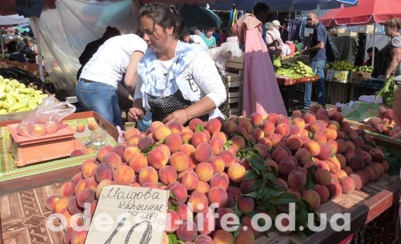 На одесских прилавках — персики из Молдовы и абрикосы из Крыма
