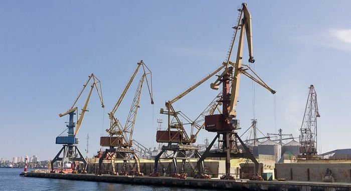 Ильичевский порт заблокировали представители налоговой и прокуратуры (ФОТО; ВИДЕО)