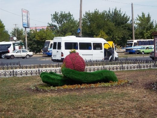 На въезде в Одессу появилась гигантская зеленая рука с лотосом (ФОТО)