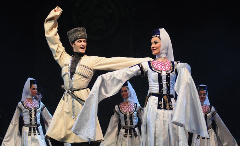 Интриги и премьеры октября: Грузинский мюзикл, украинские танцы и еврейская поэзия