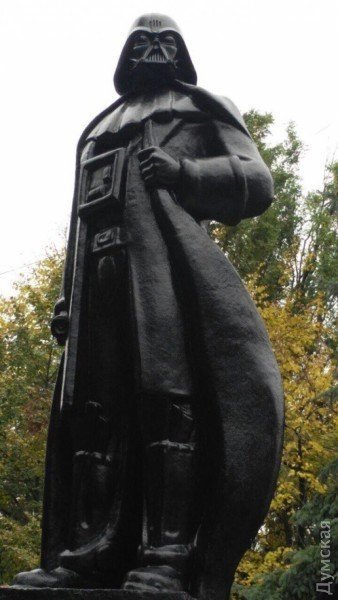 Ленин в Одессе превратился в Дарта Вейдера (ФОТО)