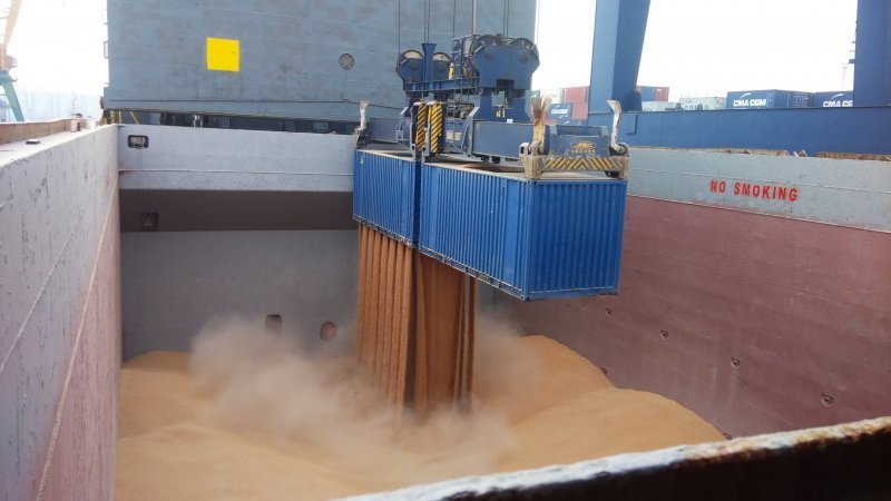 Контейнеры и зерно отгружают на терминале «Бруклин-Киев Порт» в Хлебной гавани